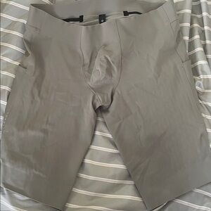 Lululemon Athletica Light Gray Active Shorts mens L. Biking running support